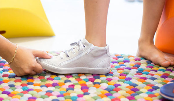 Cómo elegir un par de zapatos adecuados para niños