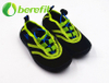 Zapatos de agua para niños en estilo deportivo con parte superior de lona y elástico y suela de PVC