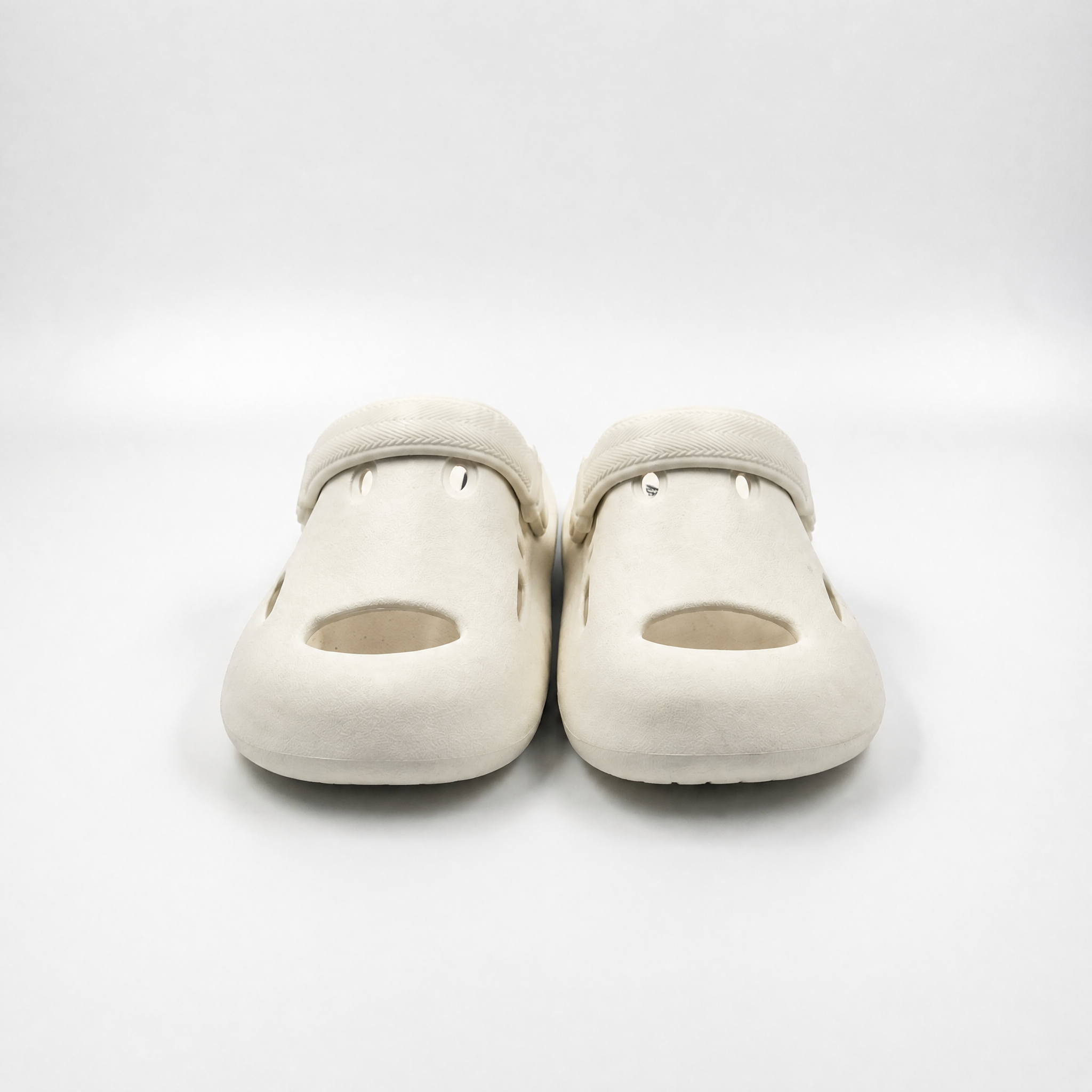 Zuecos minimalistas de EVA color blanco roto para niños de Bulk Zapatos de jardín ligeros