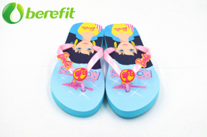 Chanclas estampadas Barbie Summer Girls con parche de PVC en la correa