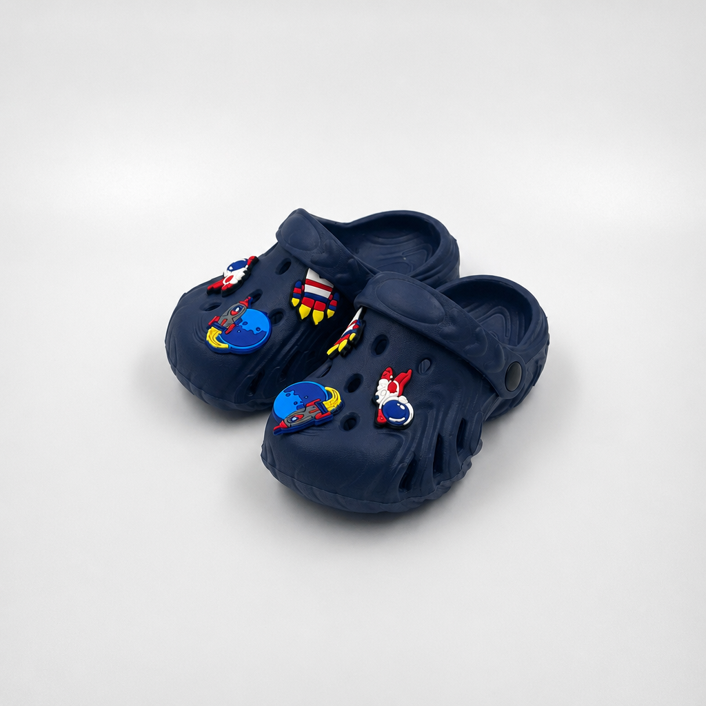 Zuecos con tema espacial azul marino para niños al por mayor Dijes de astronauta y cohetes