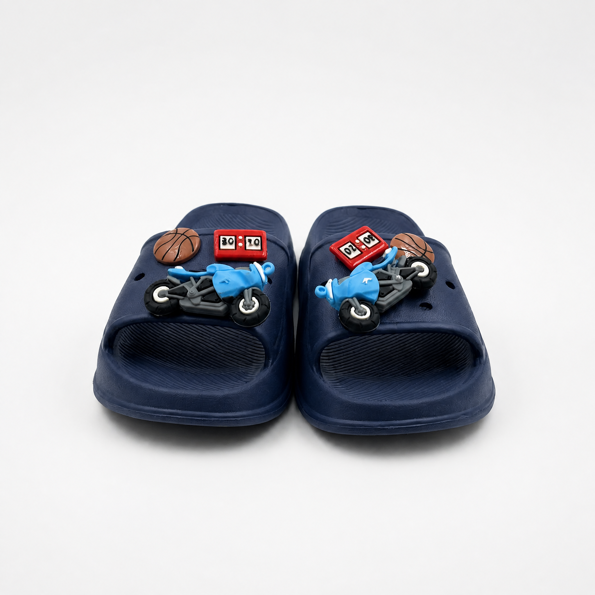 Chanclas azul marino para niños al por mayor con dijes de motocicleta y baloncesto