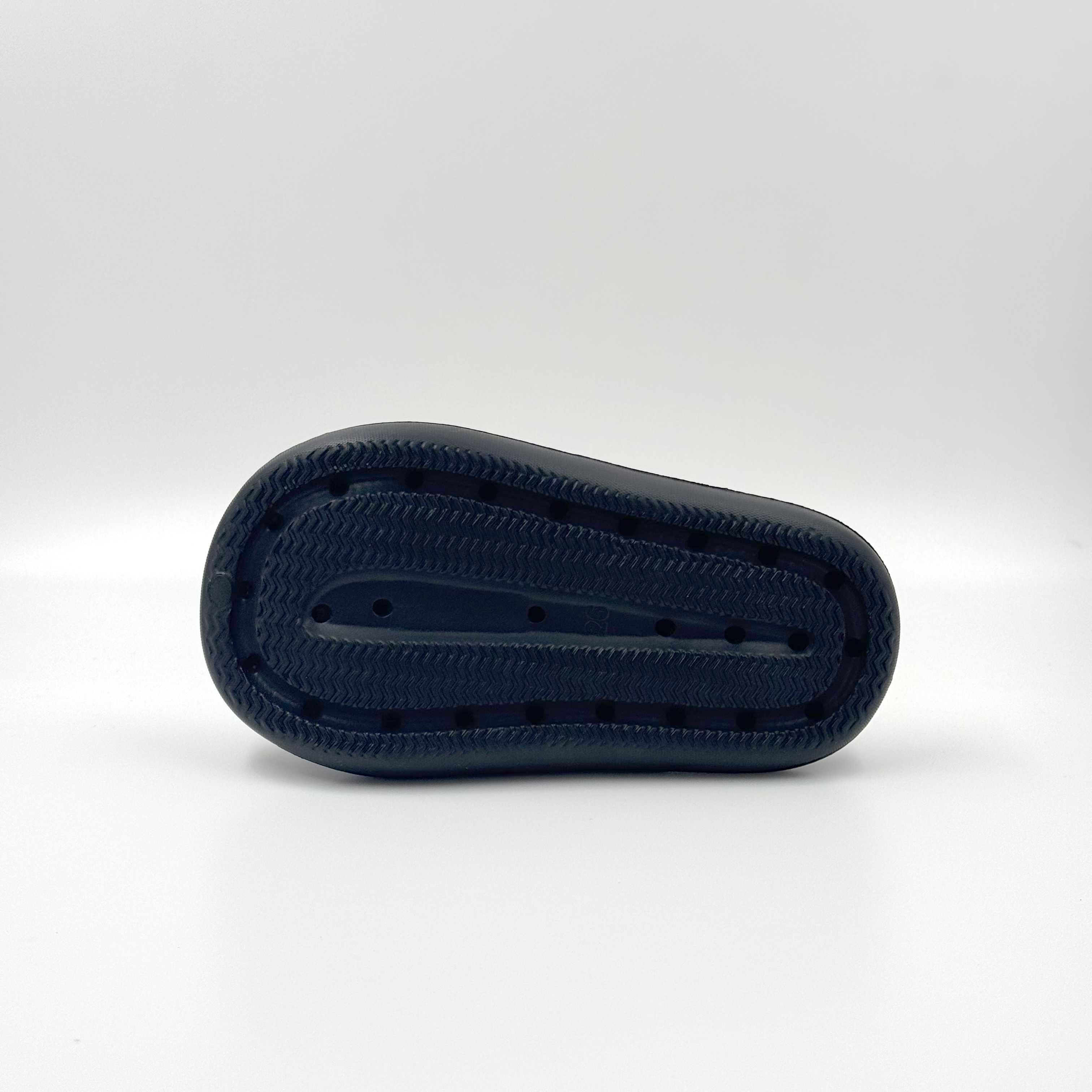 Los niños son las zuecos cómodos, las zuecos negros 