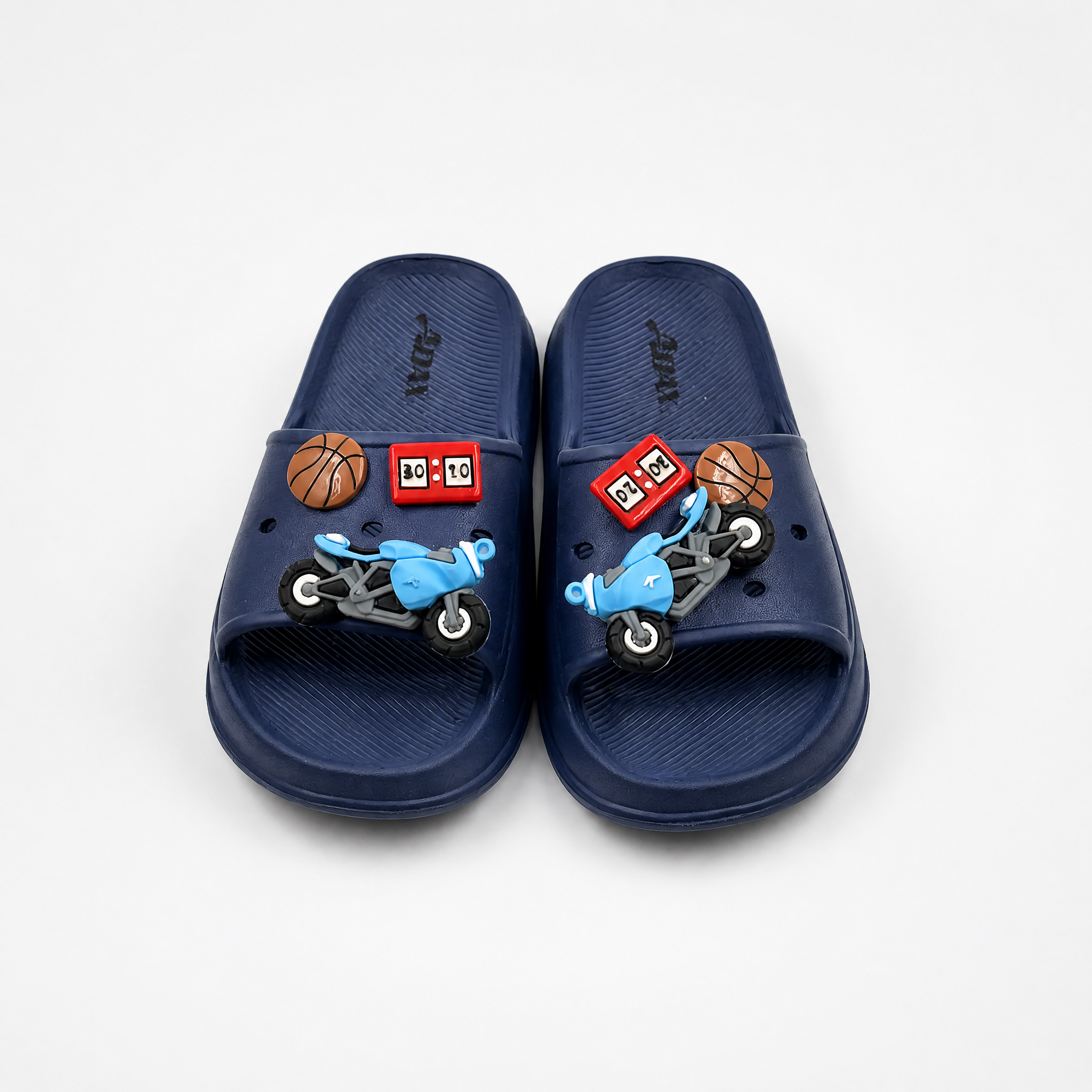Chanclas azul marino para niños al por mayor con dijes de motocicleta y baloncesto