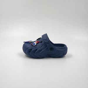 Zuecos con tema espacial azul marino para niños al por mayor Dijes de astronauta y cohetes