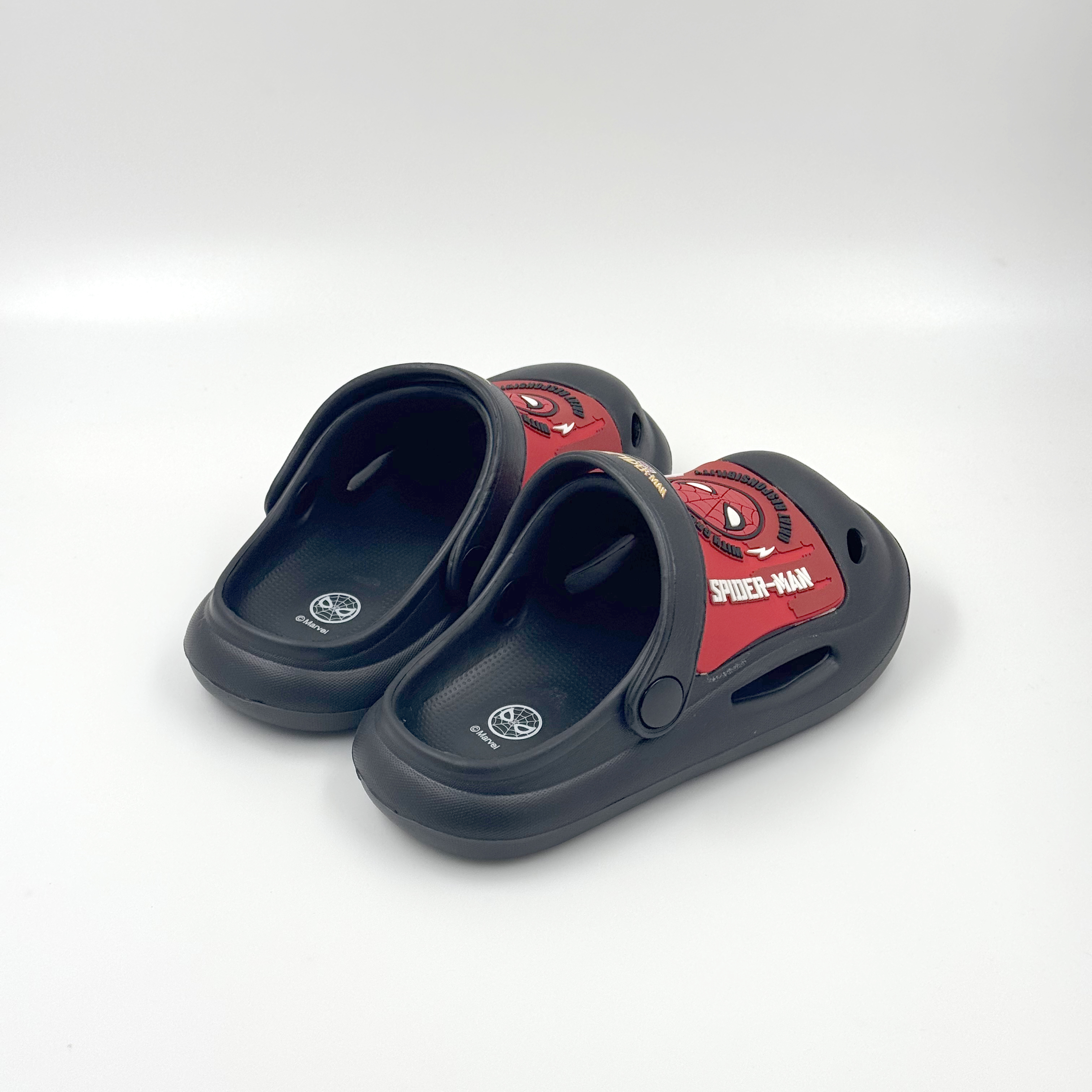 Los niños son las zuecos cómodos, las zuecos negros 