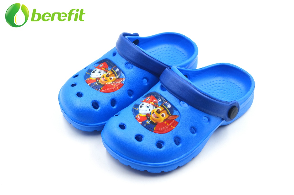 Zapatos de jardín a prueba de agua de plástico azul para niños con parche de personaje