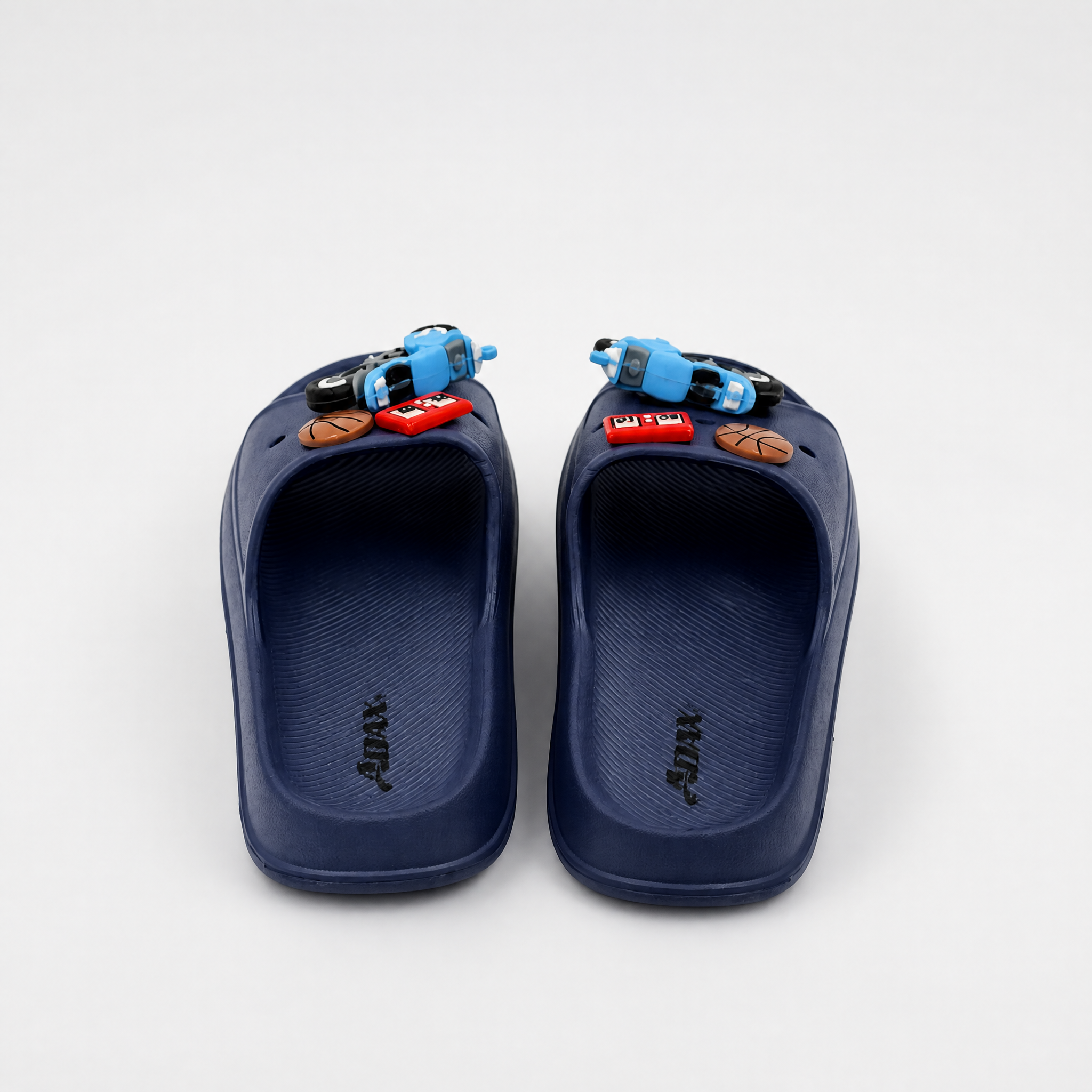 Chanclas azul marino para niños al por mayor con dijes de motocicleta y baloncesto