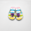 Chanclas rayadas del arco iris de los niños al por mayor con el encanto de la flor 3D