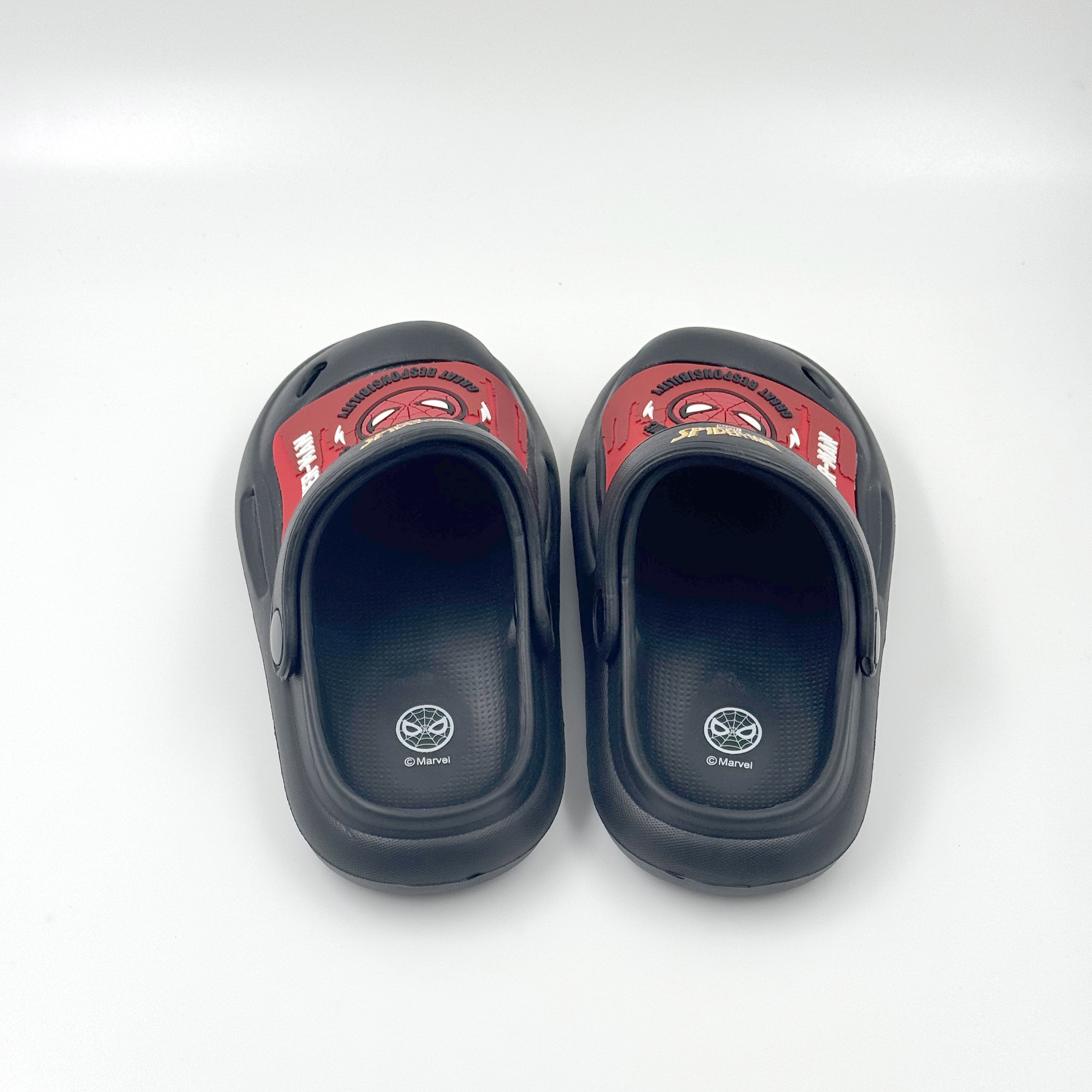 Los niños son las zuecos cómodos, las zuecos negros 