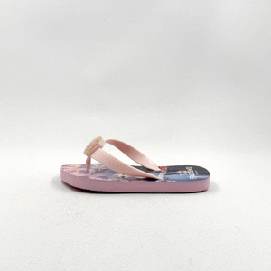Chicas de iluminación congelada chanclas