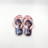 Chicas de iluminación congelada chanclas