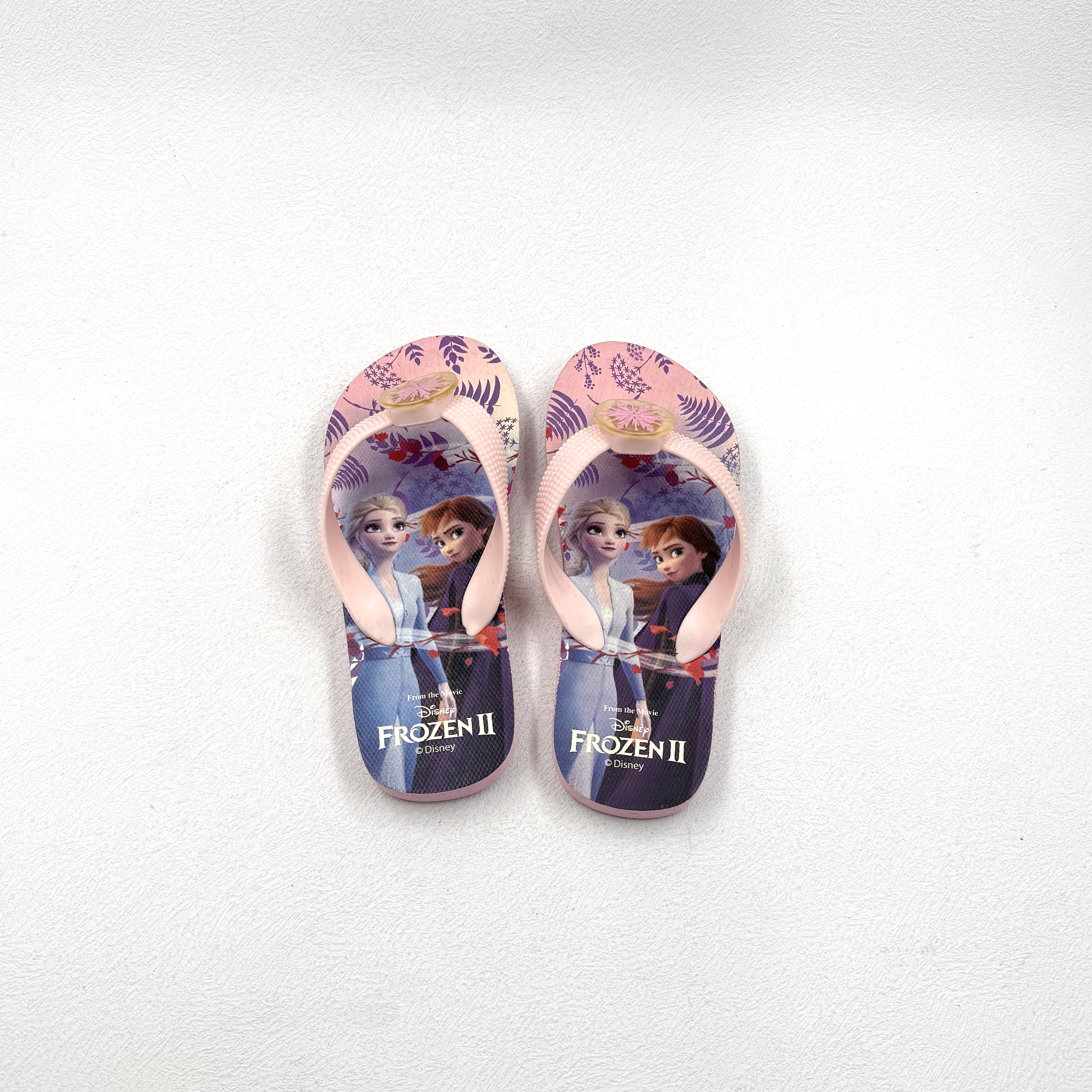 Chicas de iluminación congelada chanclas