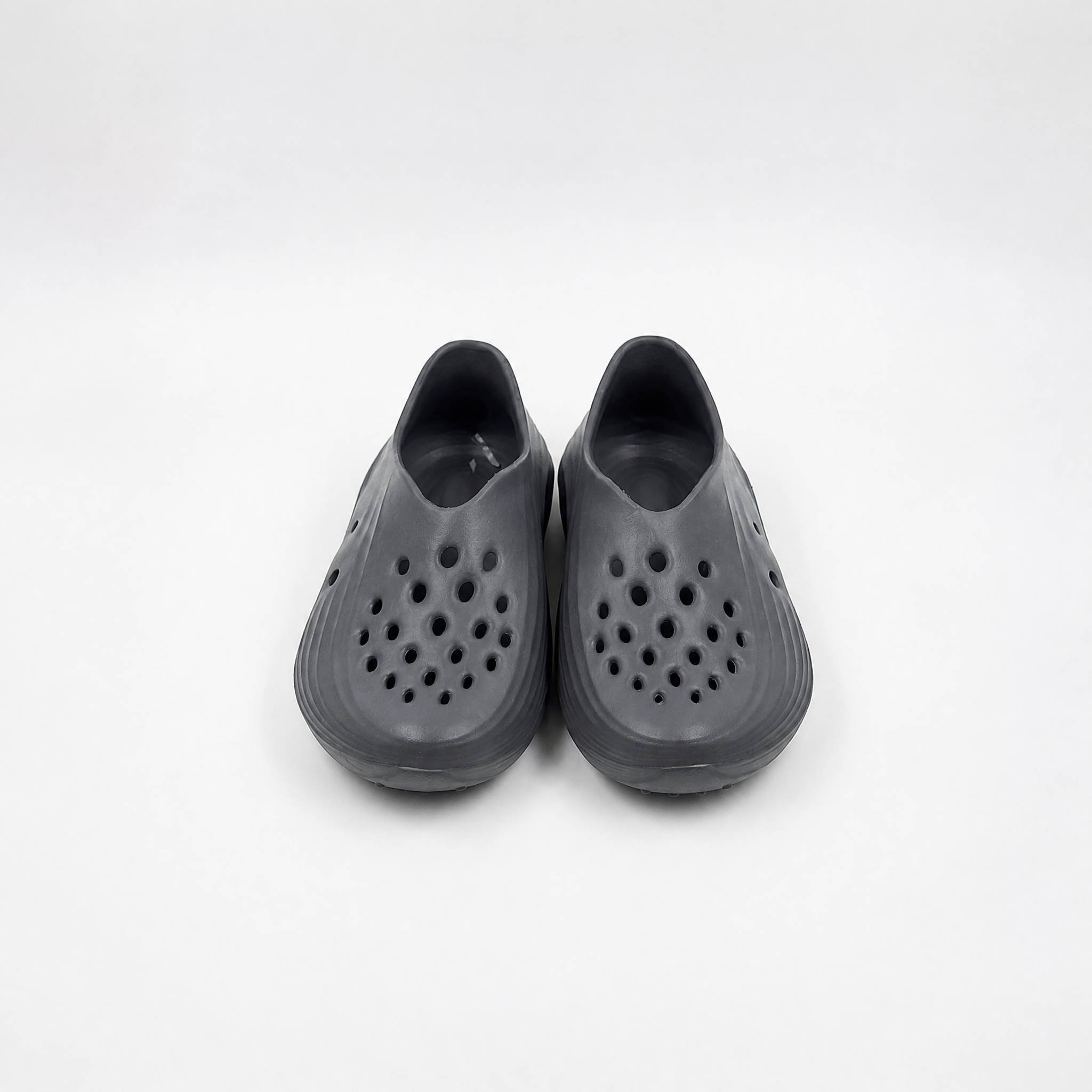 Proveedor al por mayor de zuecos de jardín gris carbón para niños EVA Slip-On