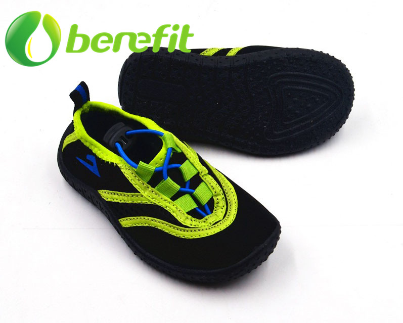 Zapatos de agua para niños en estilo deportivo con parte superior de lona y elástico y suela de PVC