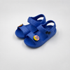 Sandalias azules con punta abierta para niños de Bulk con dijes de dibujos animados y correa en el tobillo