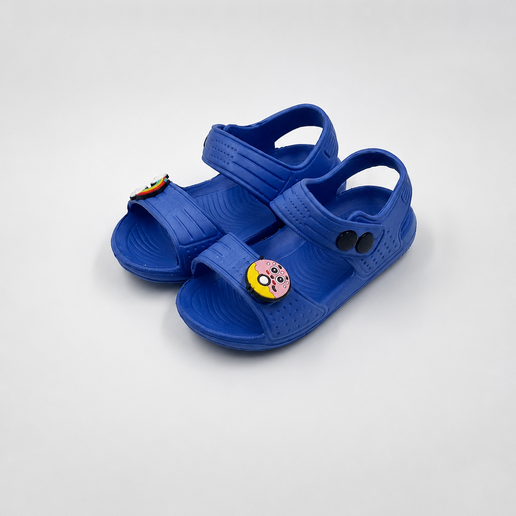 Sandalias azules con punta abierta para niños de Bulk con dijes de dibujos animados y correa en el tobillo