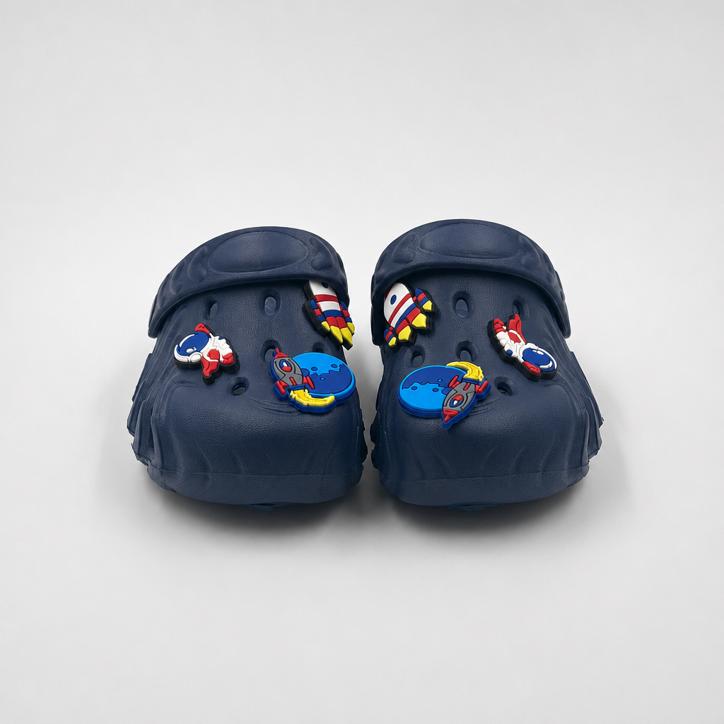 Zuecos con tema espacial azul marino para niños al por mayor Dijes de astronauta y cohetes