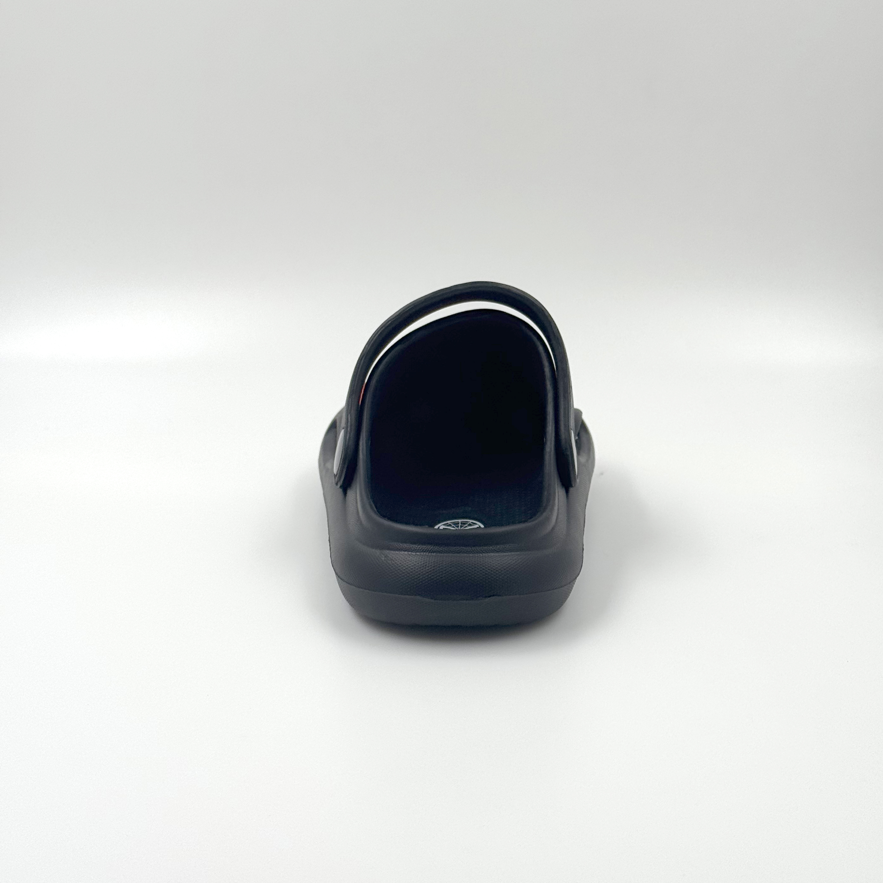 Los niños son las zuecos cómodos, las zuecos negros 