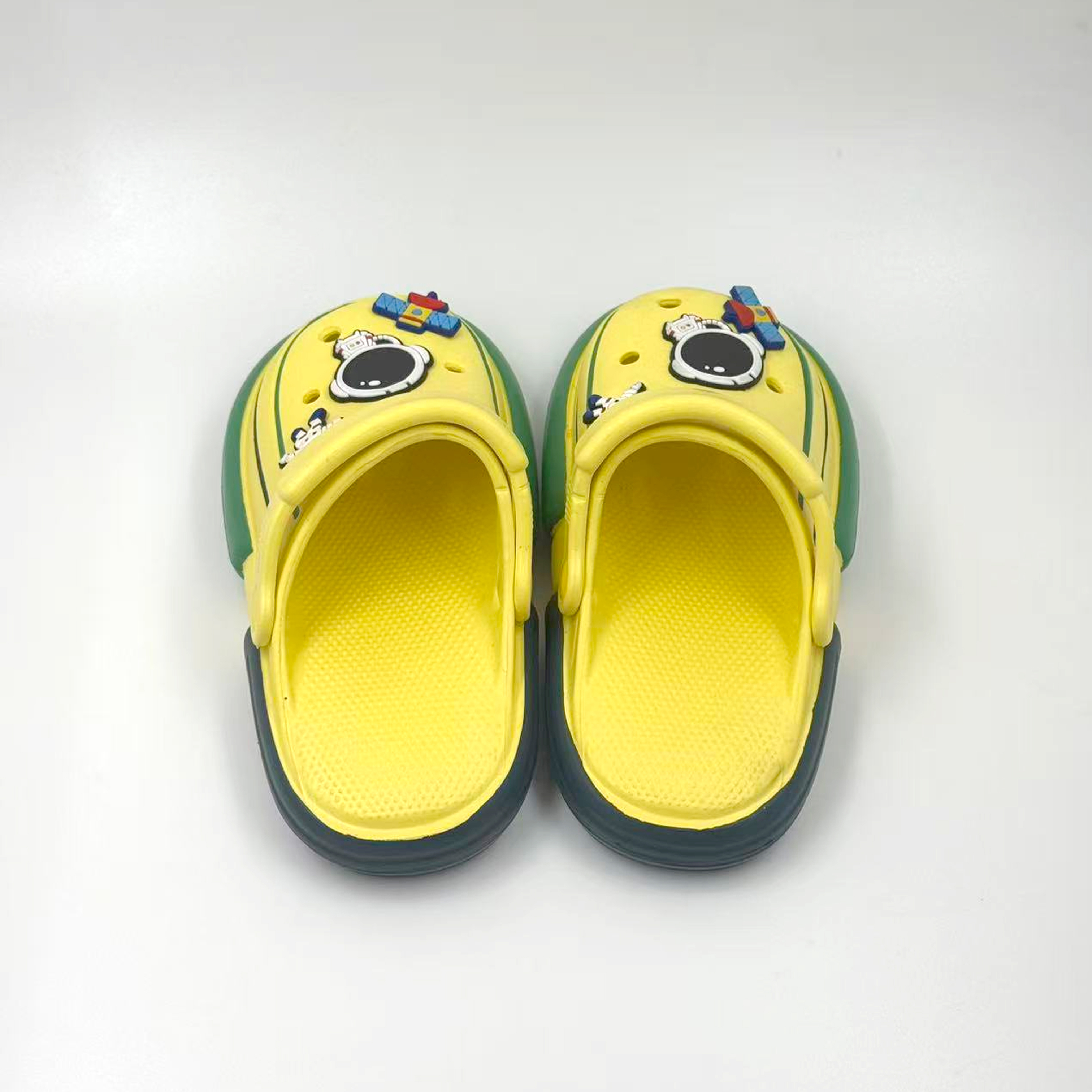 Zuecos de astronauta para niños a granel con dijes | Fábrica de sandalias EVA con tema espacial al por mayor