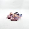 Chicas de iluminación congelada chanclas