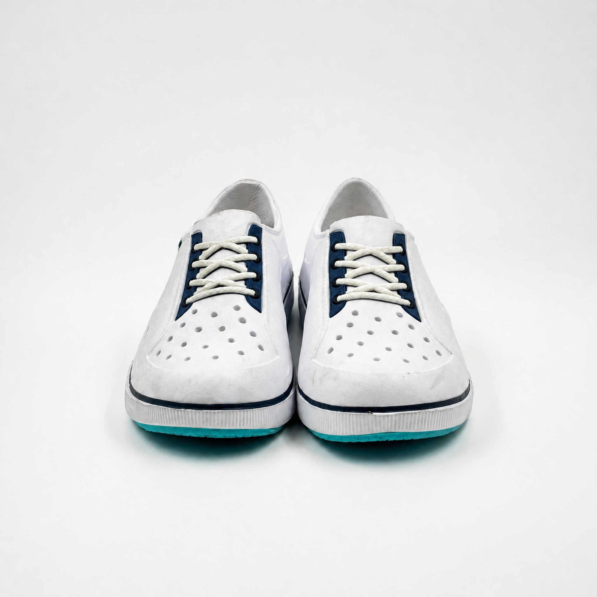 Zuecos escolares deportivos blancos para niños a granel con cordones decorativos de EVA
