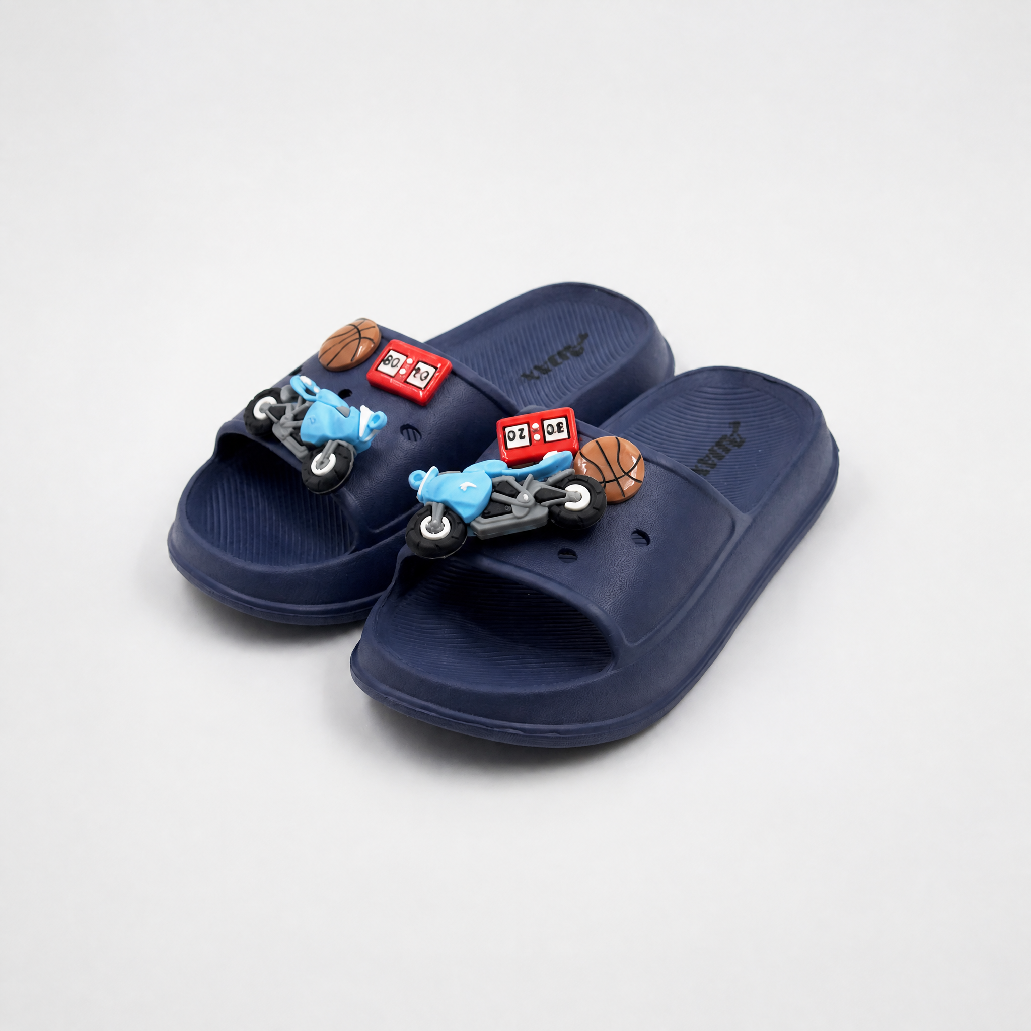 Chanclas azul marino para niños al por mayor con dijes de motocicleta y baloncesto