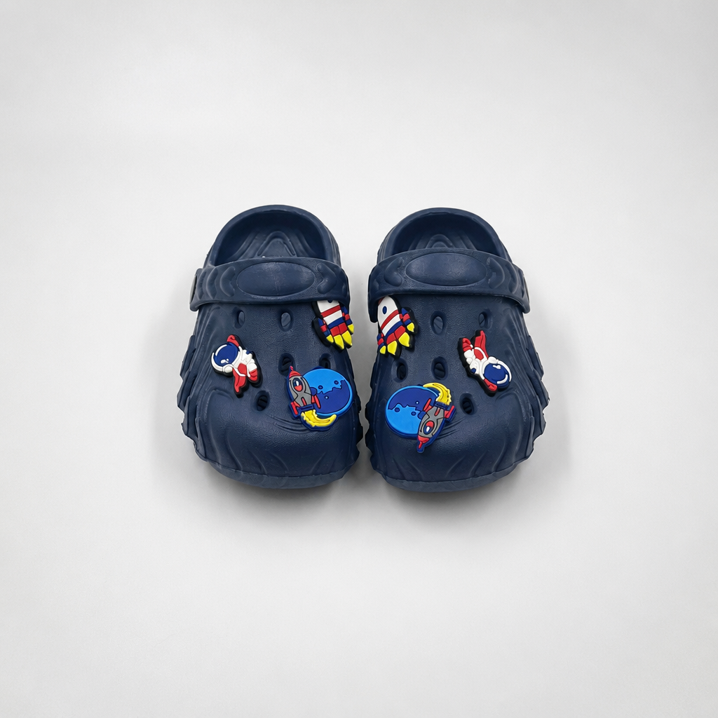 Zuecos con tema espacial azul marino para niños al por mayor Dijes de astronauta y cohetes