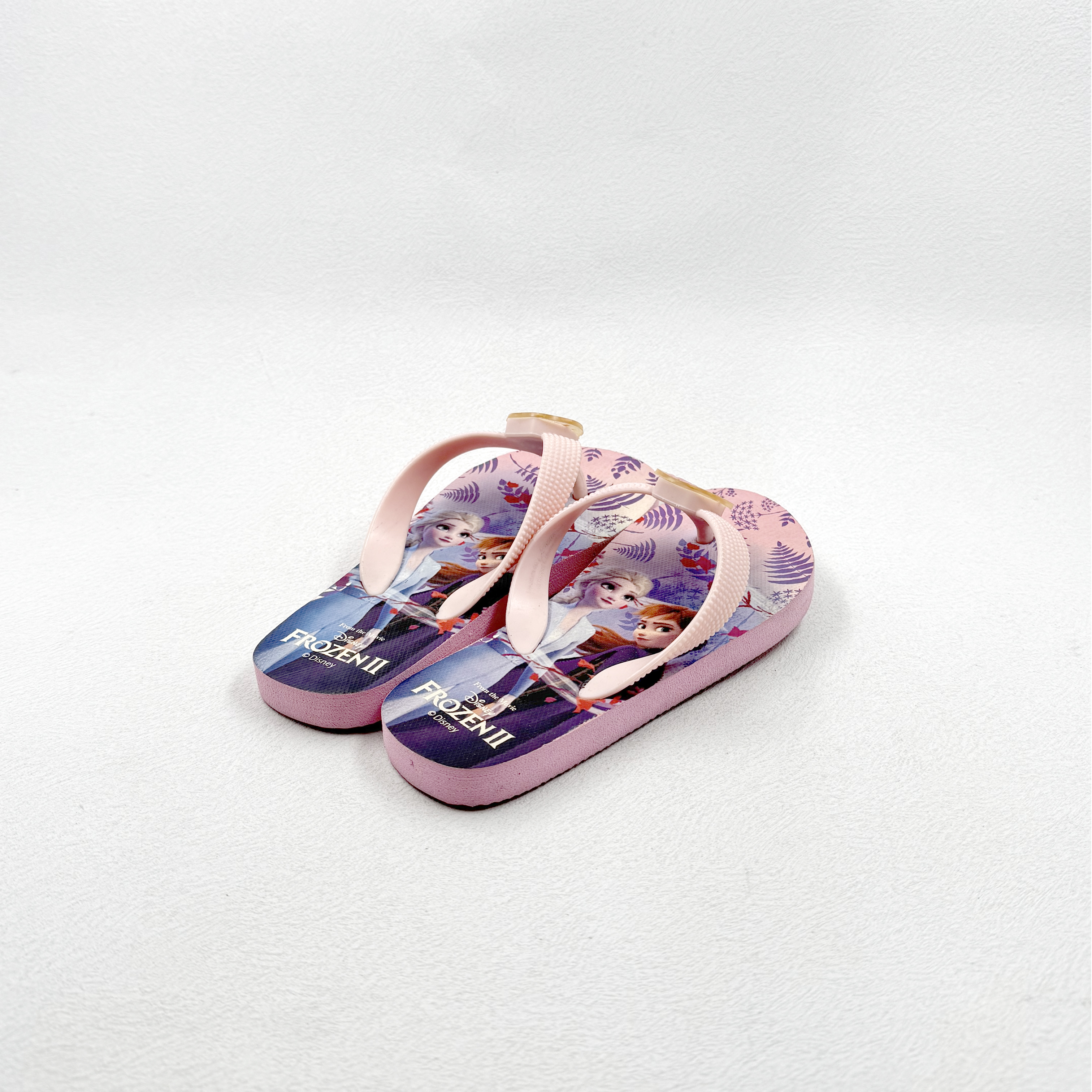 Chicas de iluminación congelada chanclas