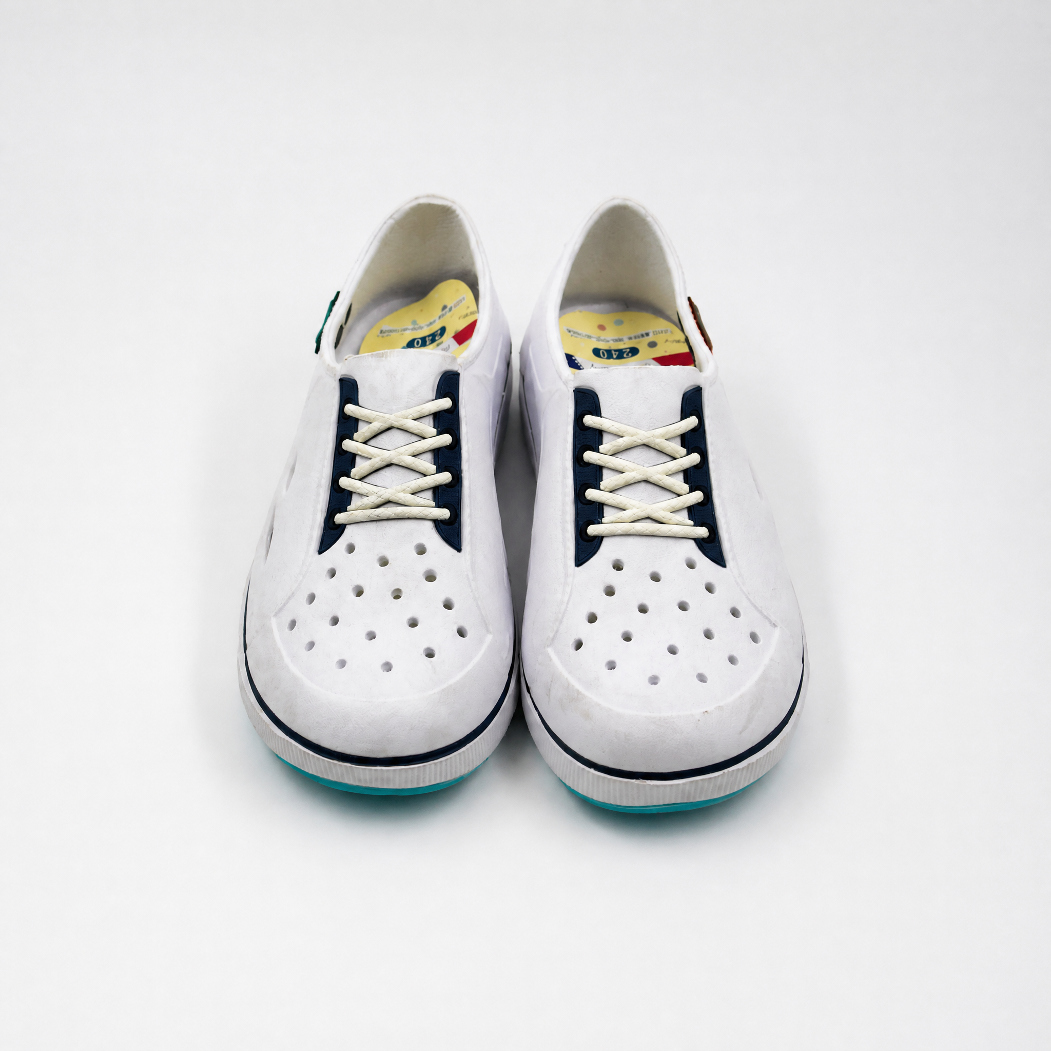 Zuecos escolares deportivos blancos para niños a granel con cordones decorativos de EVA
