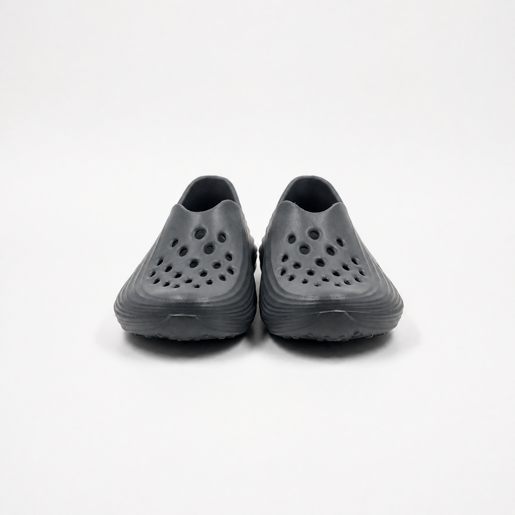 Proveedor al por mayor de zuecos de jardín gris carbón para niños EVA Slip-On