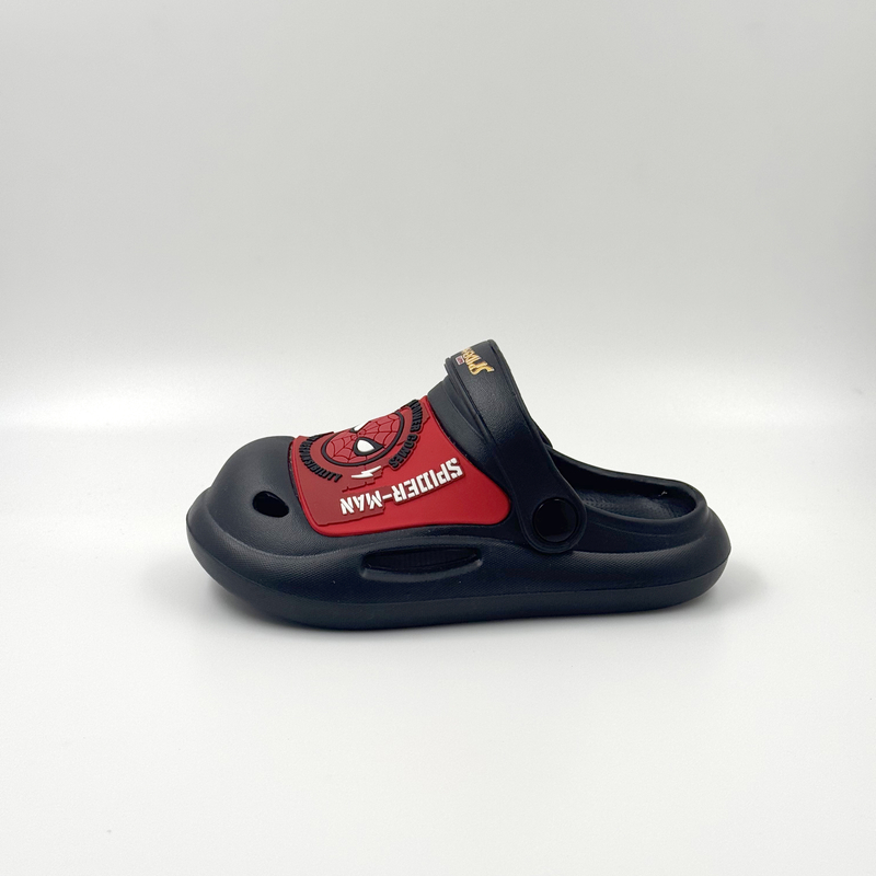 Los niños son las zuecos cómodos, las zuecos negros 