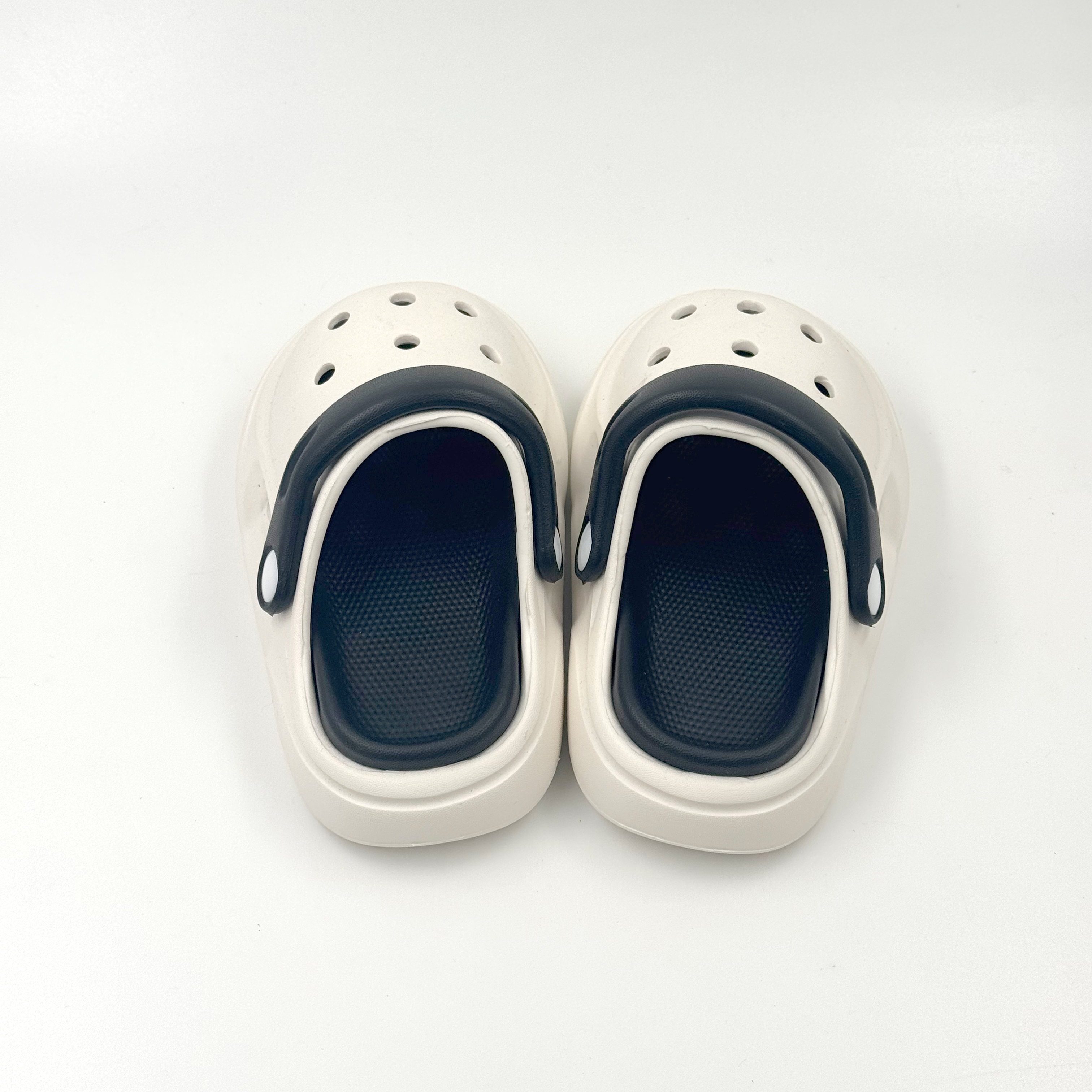 zapatos blancos y negros zuecos niños zuecos geniales